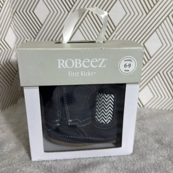 Robeez boots Kids Navy Blue Boots with Chevron Pattern 6-9 months w/ box - Picture 7 of 7
